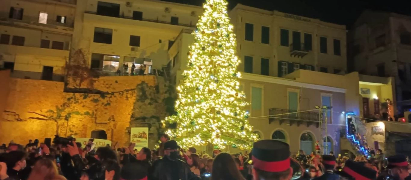 Χανιά: Φωταγωγήθηκε το Χριστουγεννιάτικο δέντρο της πόλης - Εντυπωσιακές εικόνες (βίντεο)